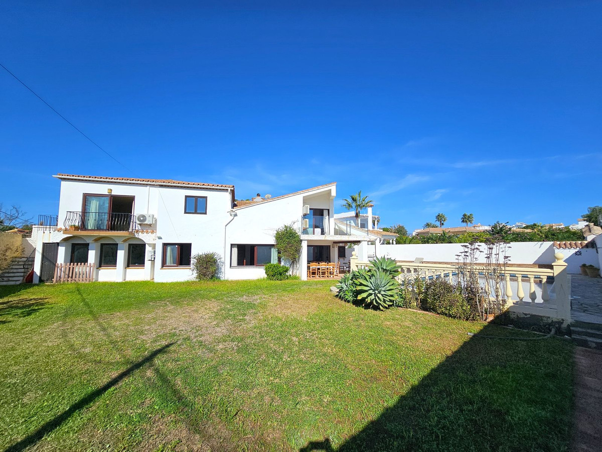 Casa de 6 Dormitorios en venta en Estepona