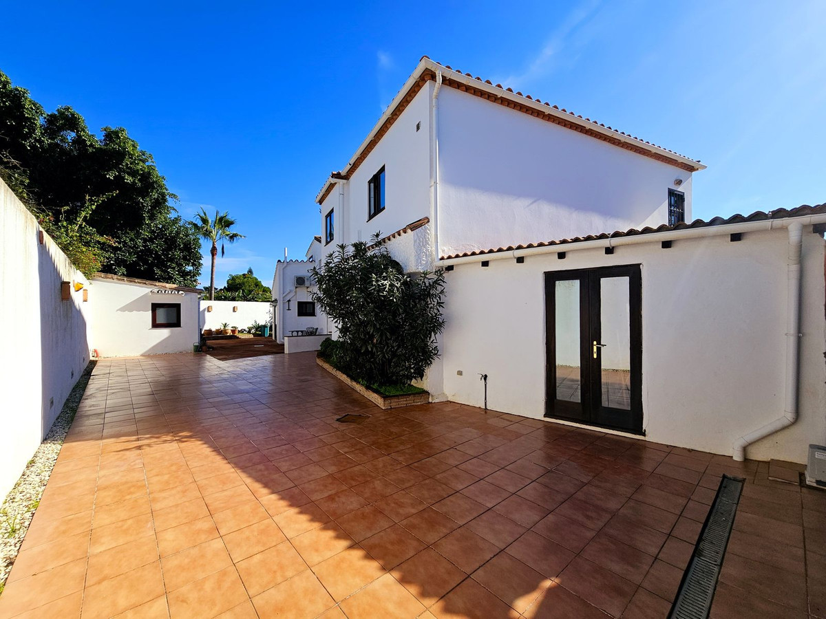 Casa de 6 Dormitorios en venta en Estepona