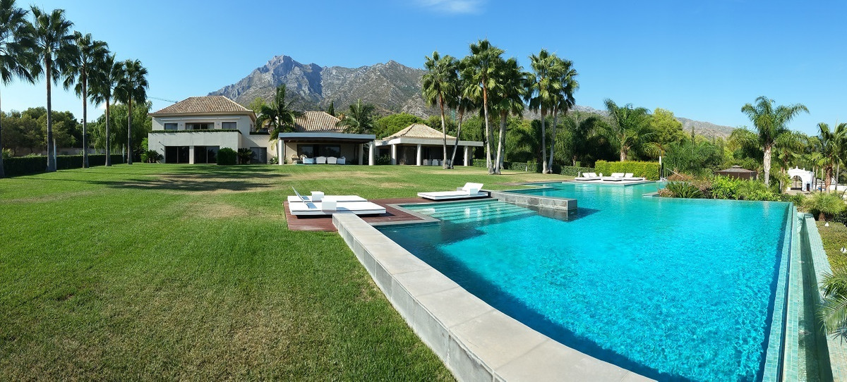 Casa de 9 Dormitorios y 10 Baños en alquiler vacacional en Sierra Blanca, Marbella