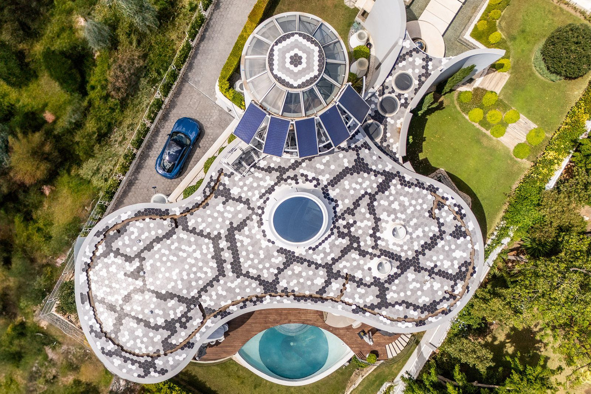 Casa de 6 Dormitorios y 6 Baños en venta en El Paraíso, Estepona