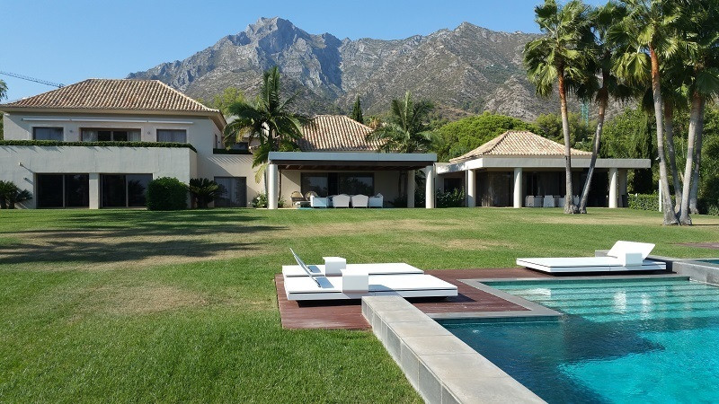 Casa de 9 Dormitorios y 10 Baños en alquiler vacacional en Sierra Blanca, Marbella