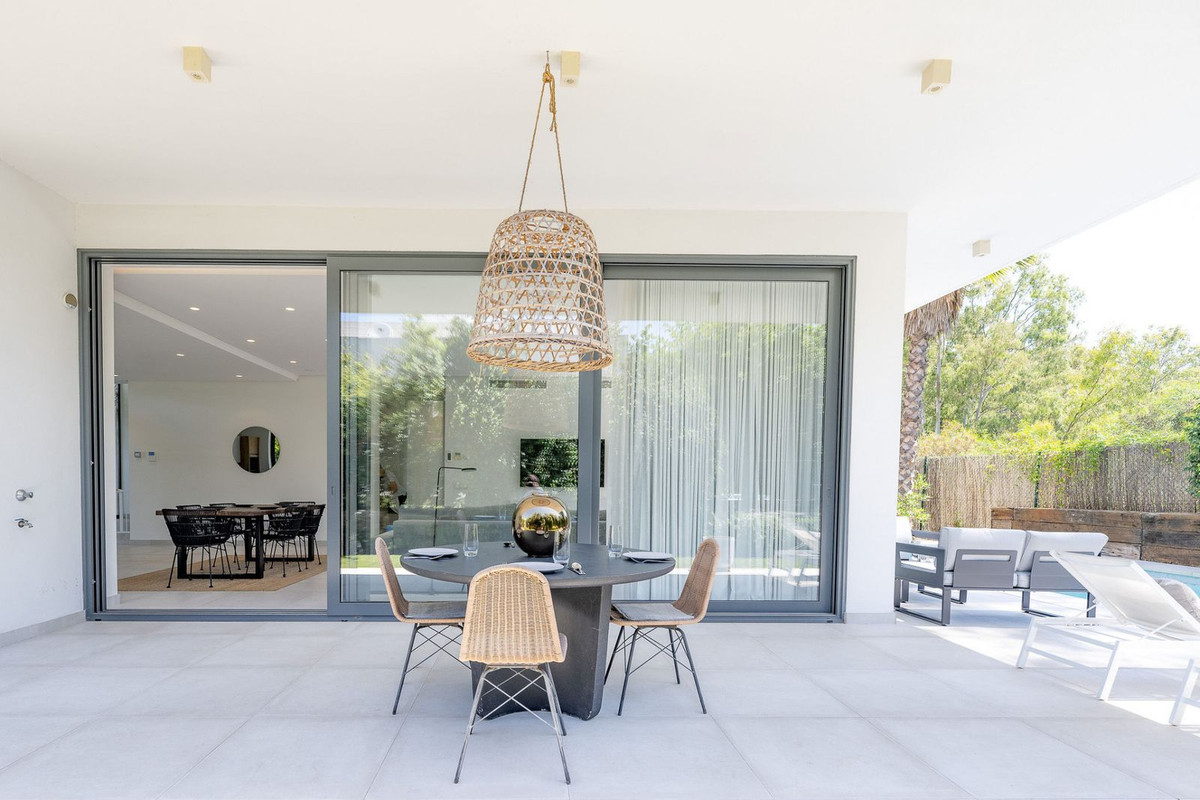 Casa de 4 Dormitorios y 4 Baños en venta en Atalaya, Estepona
