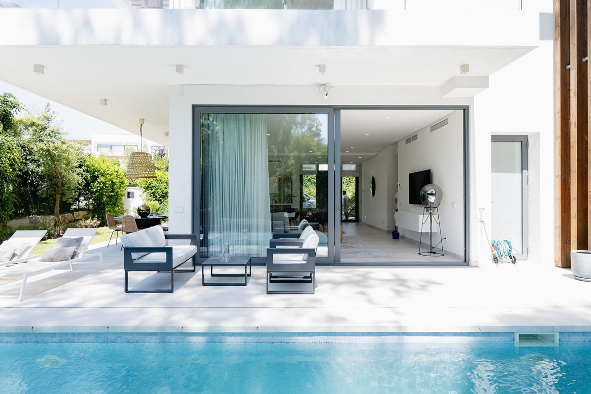 Casa de 4 Dormitorios y 4 Baños en venta en Atalaya, Estepona