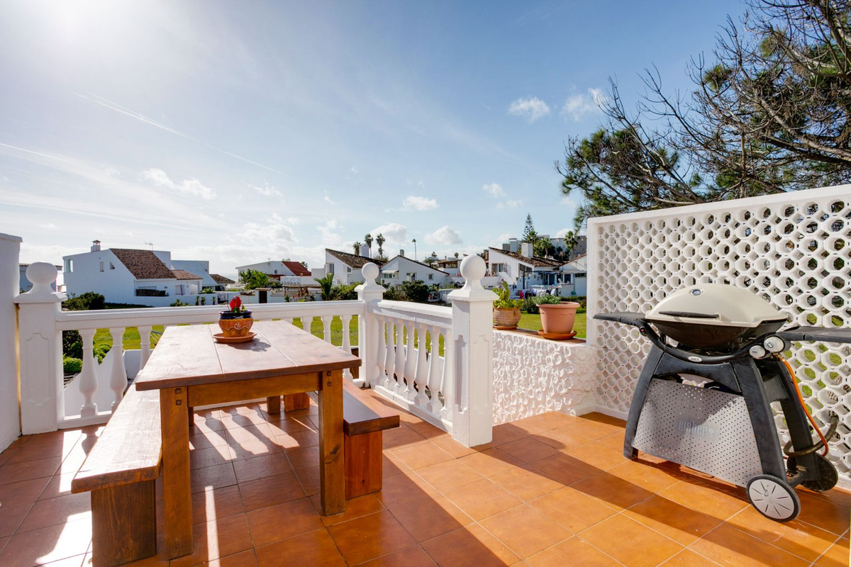 Casa Adosada de 4 Dormitorios en venta en Estepona