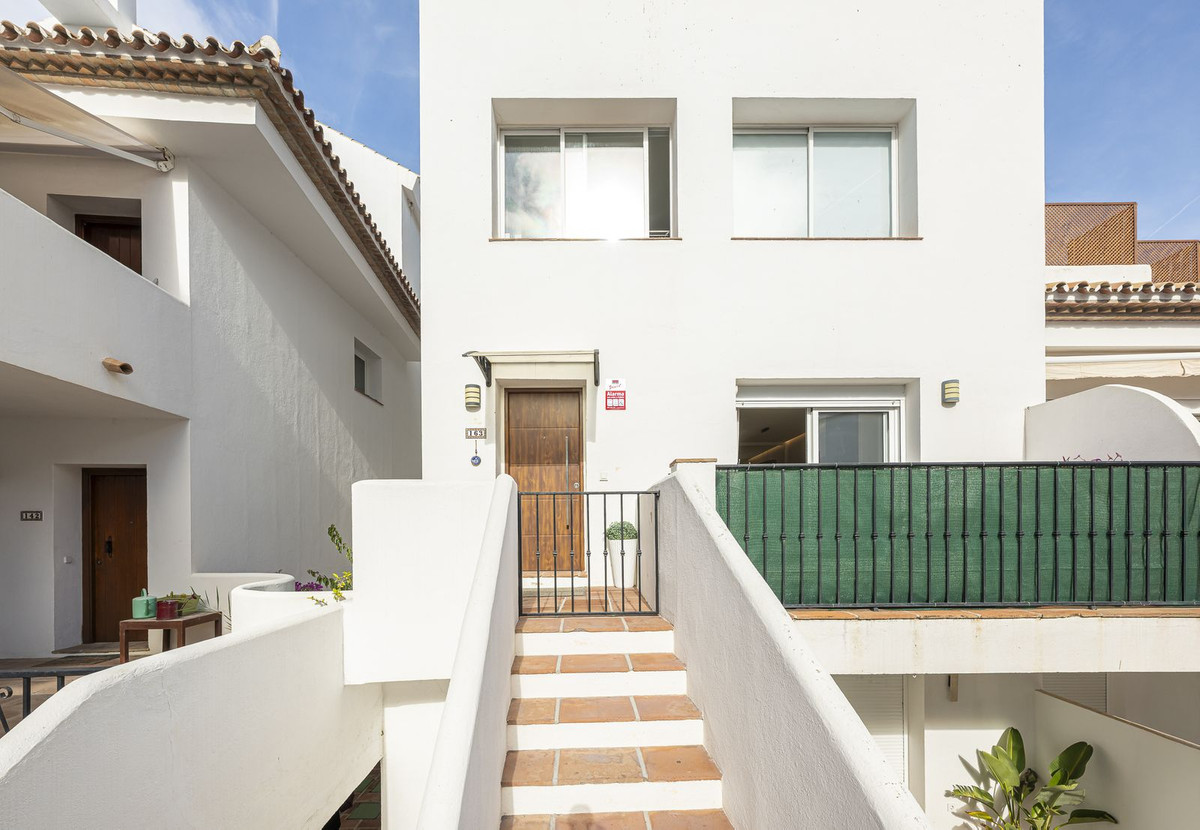 Piso de 2 Dormitorios en venta en Nueva Andalucía, Marbella