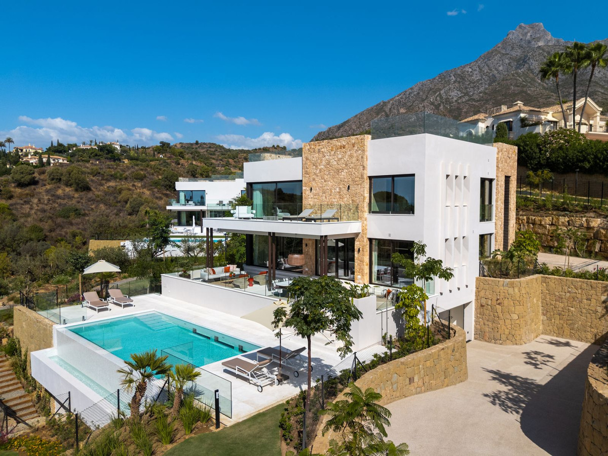 Casa de 5 Dormitorios en venta en Milla de Oro, Marbella