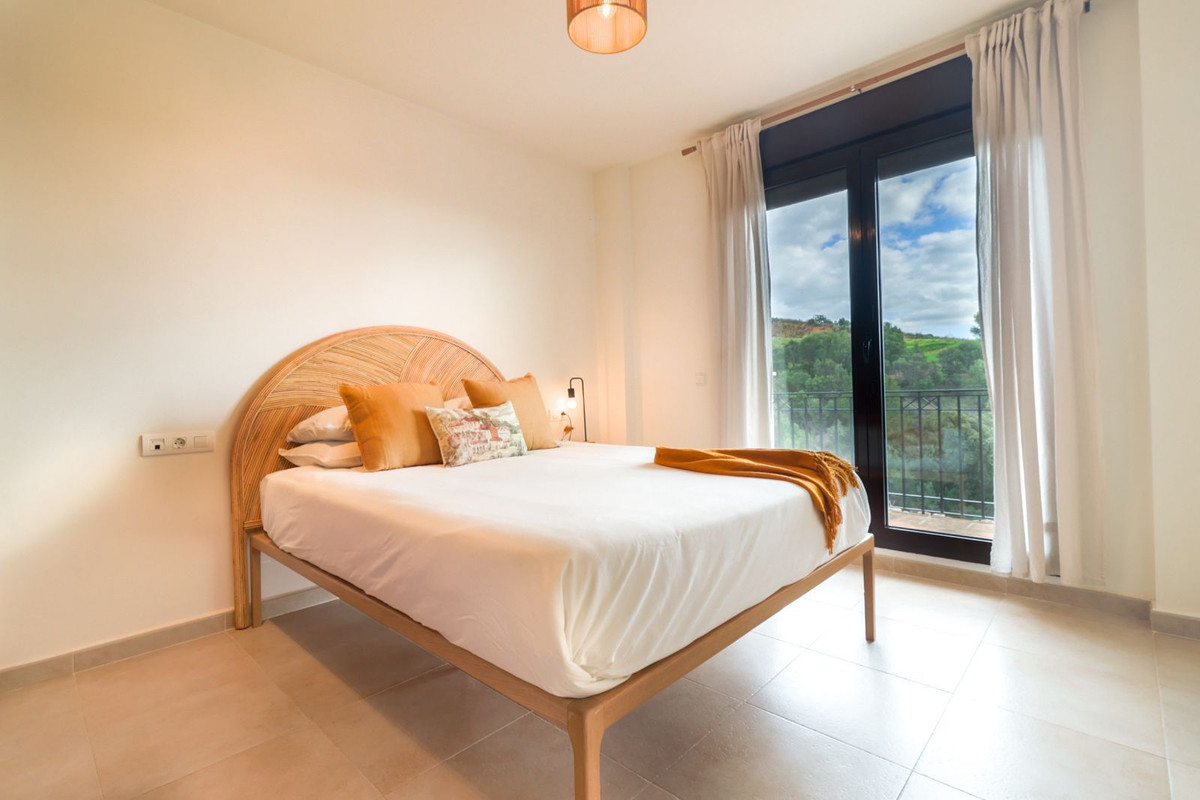 Piso de 2 Dormitorios y 2 Baños en alquiler en Los Monteros, Marbella