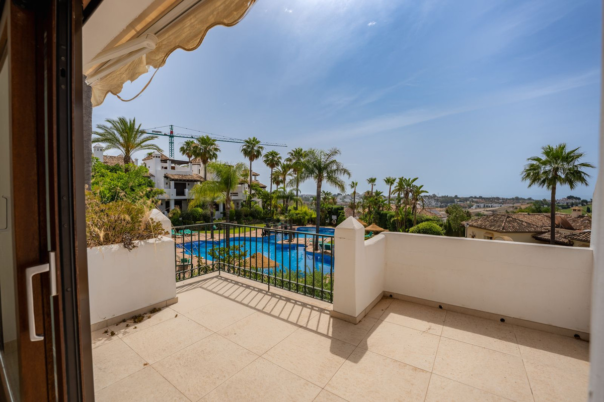 Casa Adosada de 3 Dormitorios y 4 Baños en venta en El Paraíso, Estepona
