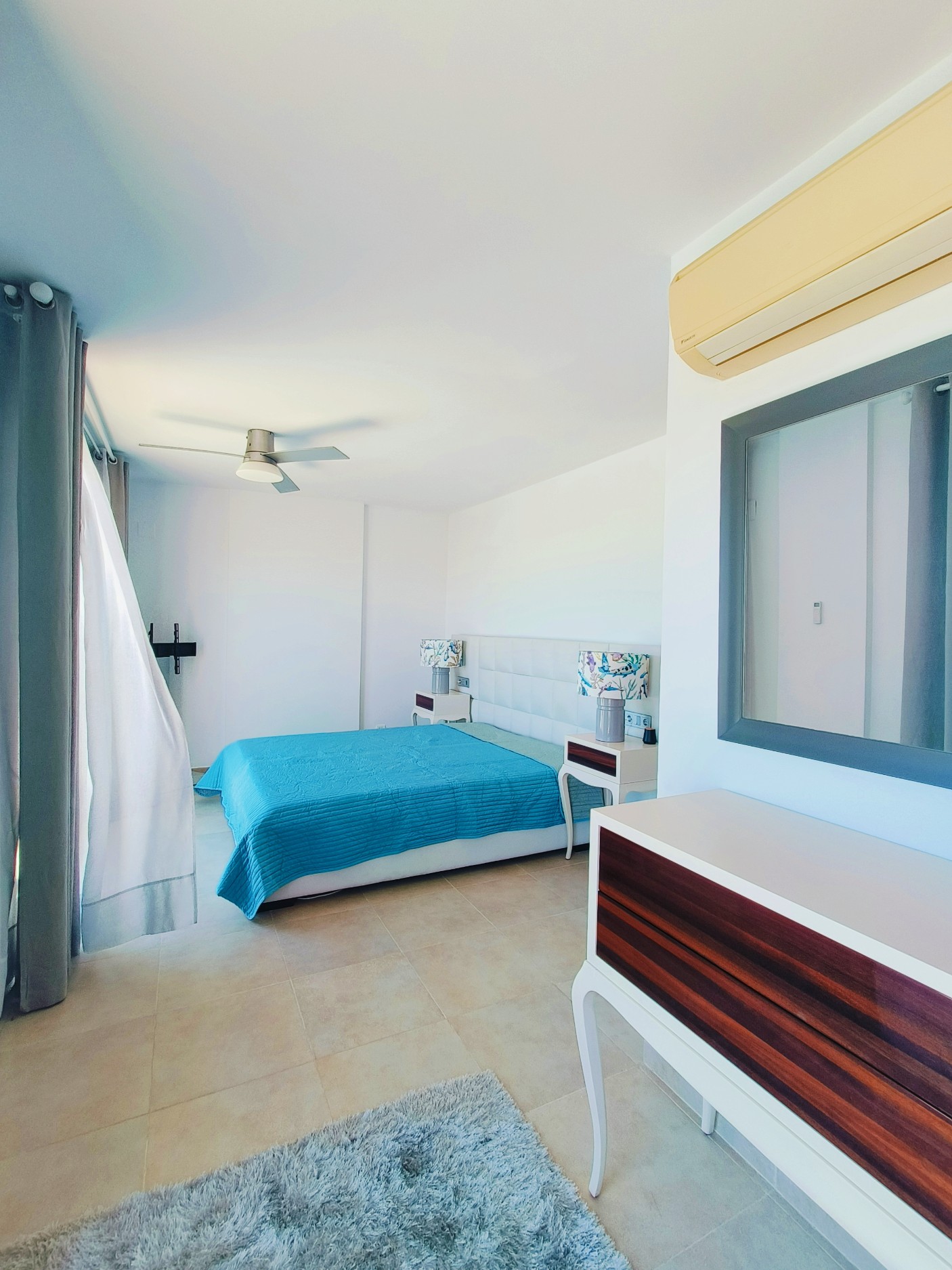 Casa Adosada de 4 Dormitorios en venta en Los Monteros, Marbella