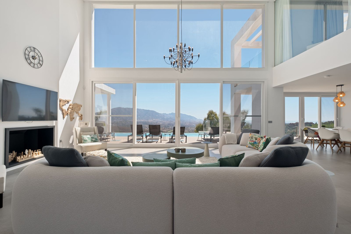 Casa de 5 Dormitorios en venta en La Mairena, Marbella