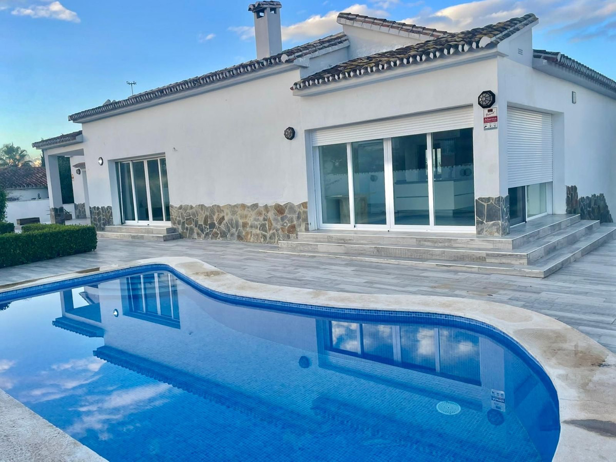 4 Bed, 3 Bath - Villa for Sale in Alhaurin de la Torre