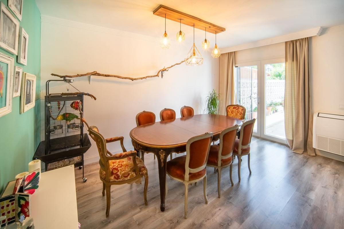4 спални - Редова къща за продажба в Atalaya, Estepona