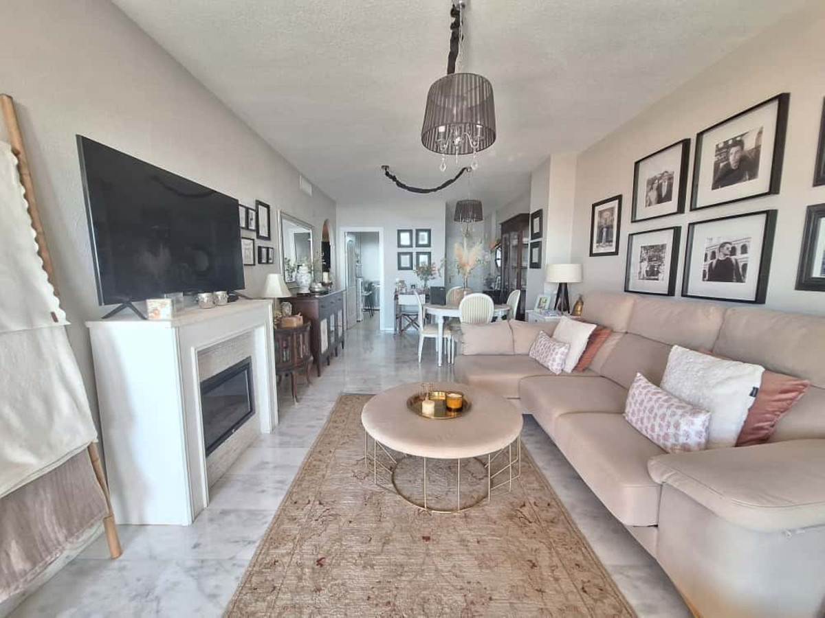 Piso de 2 Dormitorios en venta en Las Chapas, Marbella