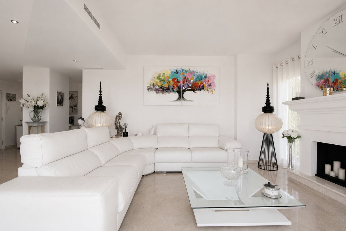 Ático de 3 Dormitorios y 3 Baños en venta en Elviria, Marbella