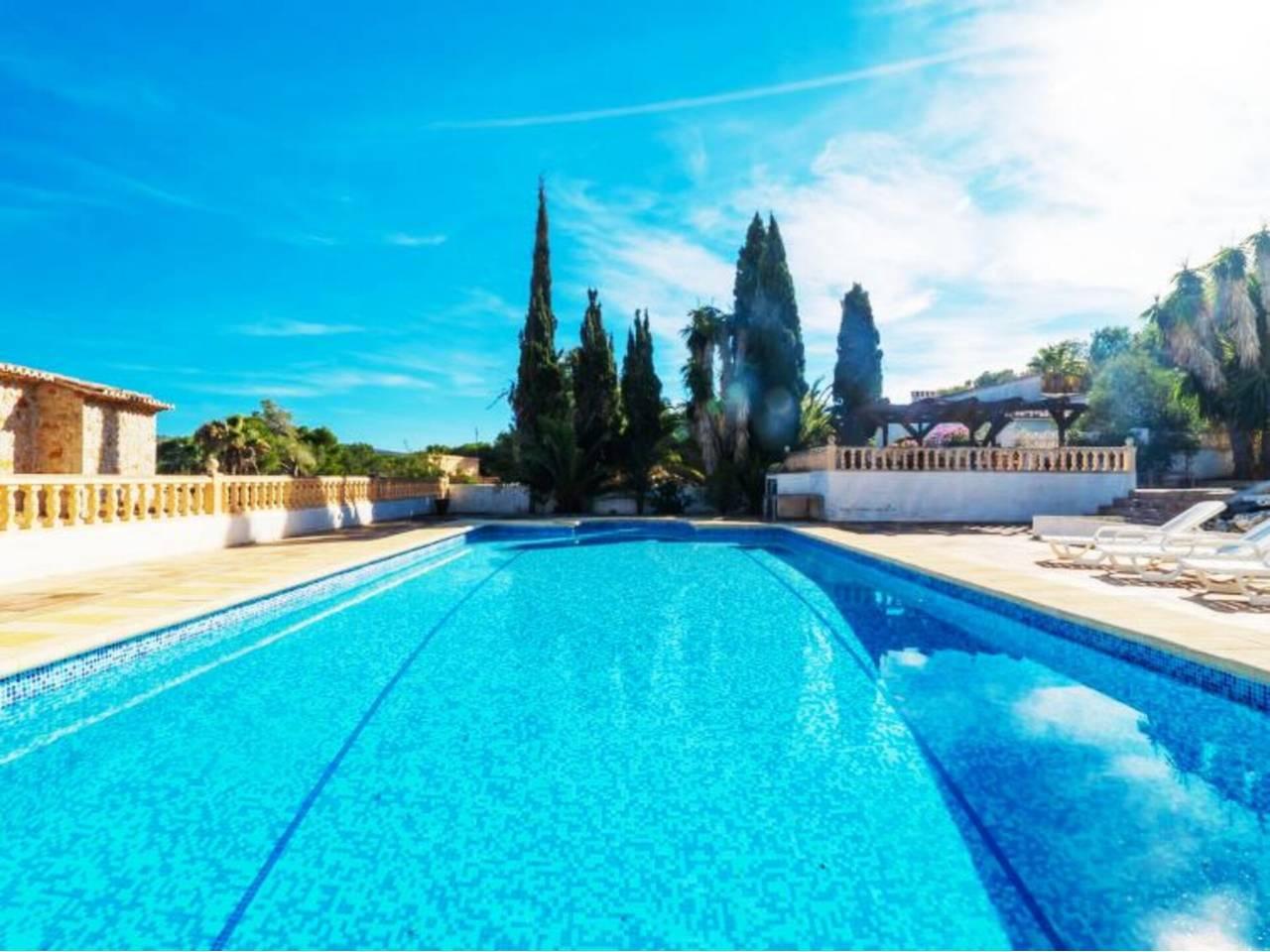 Casa Adosada de 3 Dormitorios y 2 Baños en alquiler vacacional en Moraira