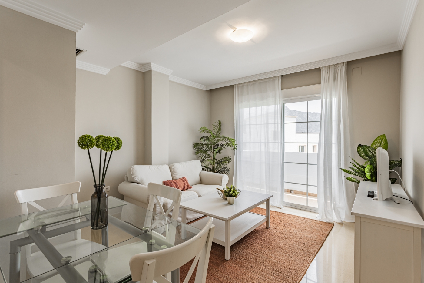 Piso de 2 Dormitorios y 1 Baño en venta en Nueva Andalucía, Marbella