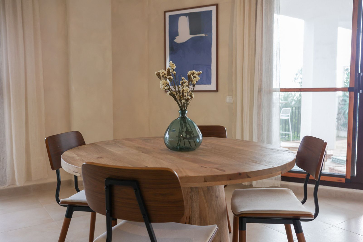 Piso de 2 Dormitorios y 2 Baños en alquiler en Los Monteros, Marbella