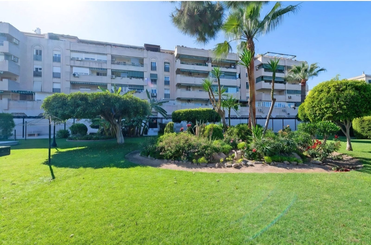 Piso de 4 Dormitorios y 2 Baños en venta en Churriana, Málaga