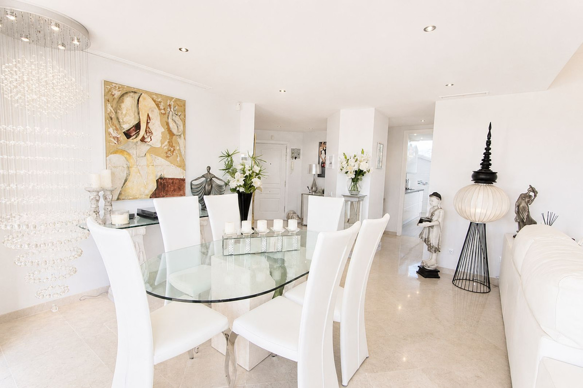 Ático de 3 Dormitorios y 3 Baños en venta en Elviria, Marbella
