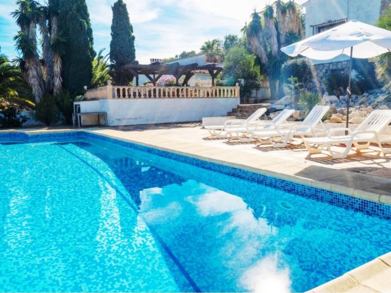Casa Adosada de 3 Dormitorios y 2 Baños en alquiler vacacional en Moraira