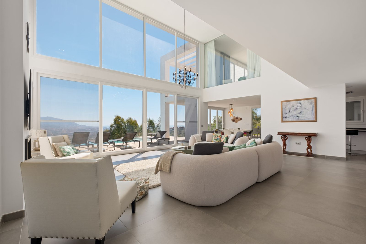 Casa de 5 Dormitorios en venta en La Mairena, Marbella