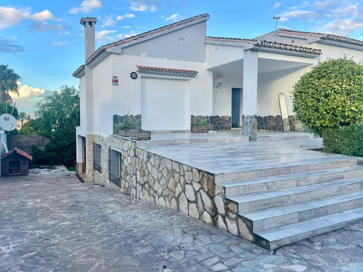 4 Bed, 3 Bath - Villa for Sale in Alhaurin de la Torre
