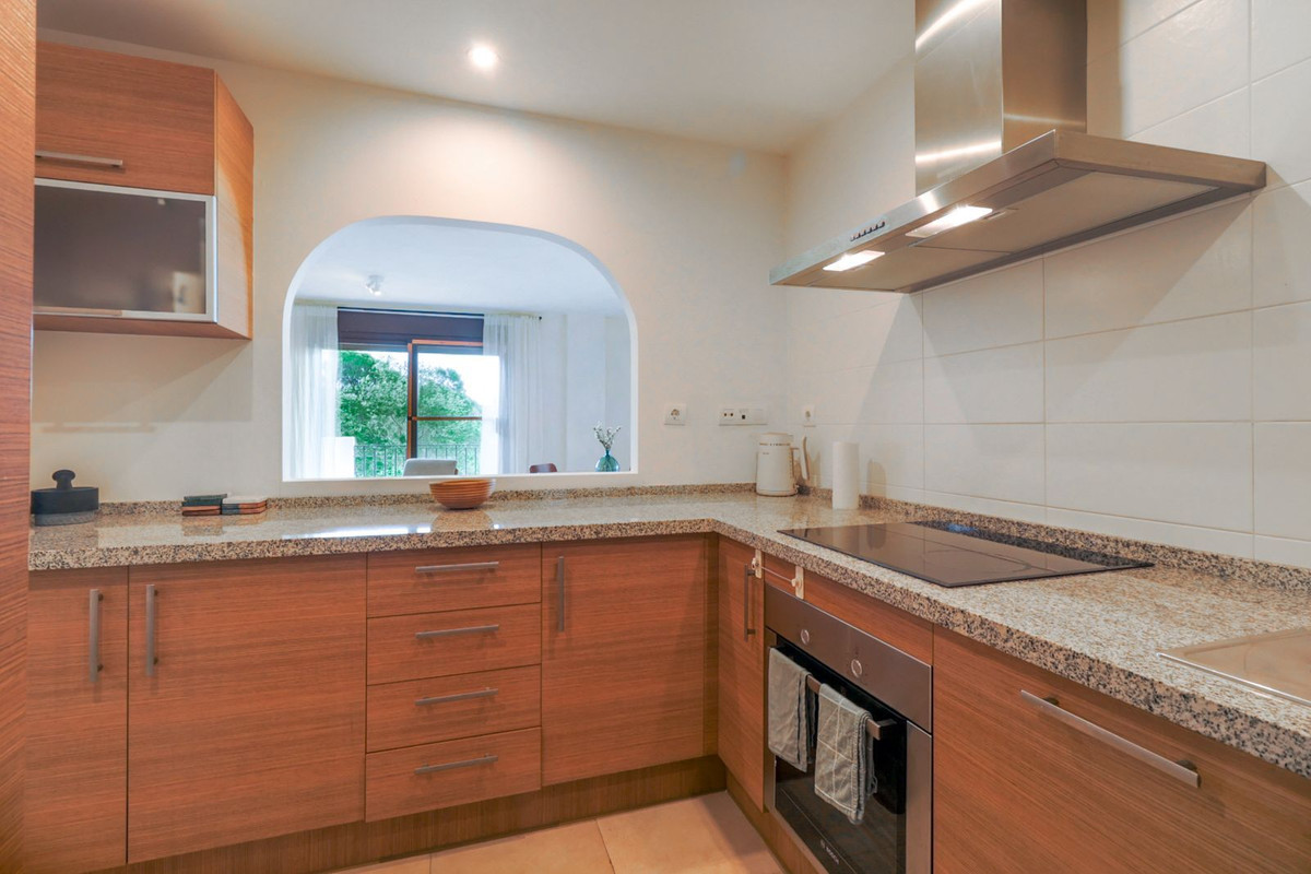 Piso de 2 Dormitorios y 2 Baños en alquiler en Los Monteros, Marbella