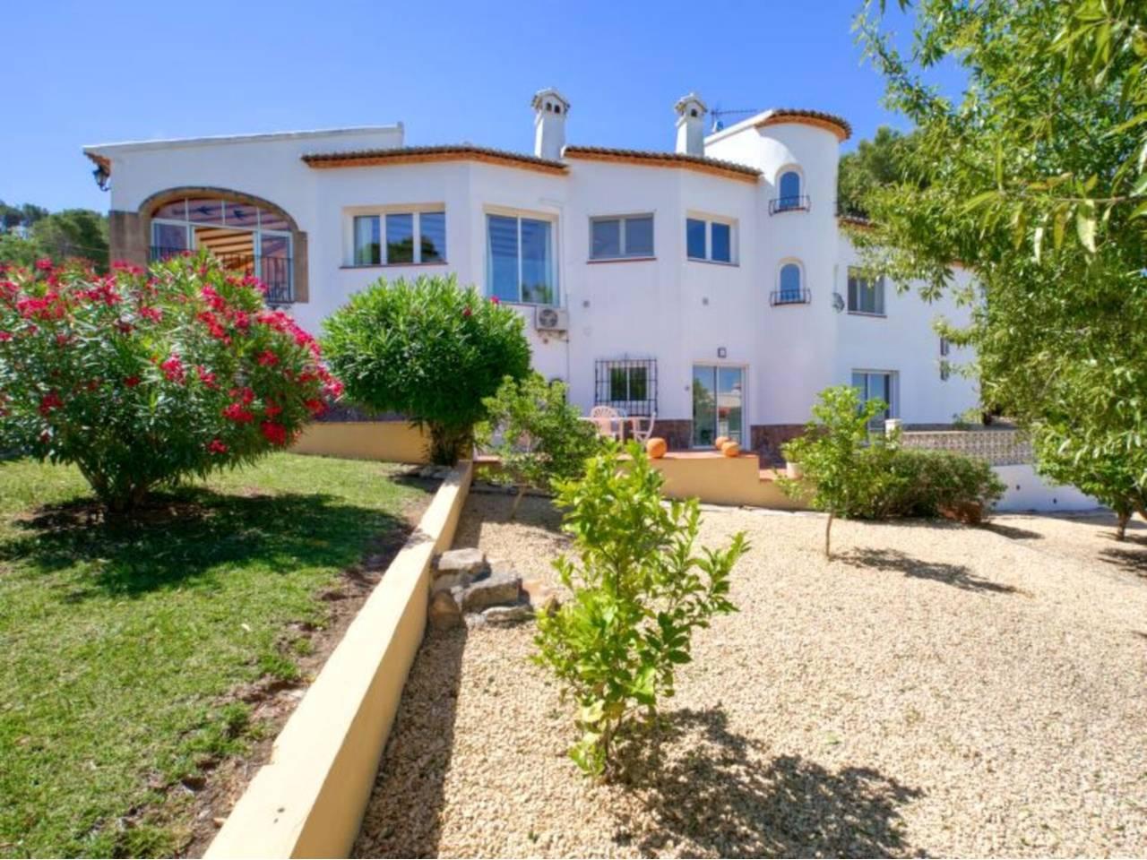 Casa Adosada de 5 Dormitorios y 3 Baños en alquiler vacacional en Xàbia