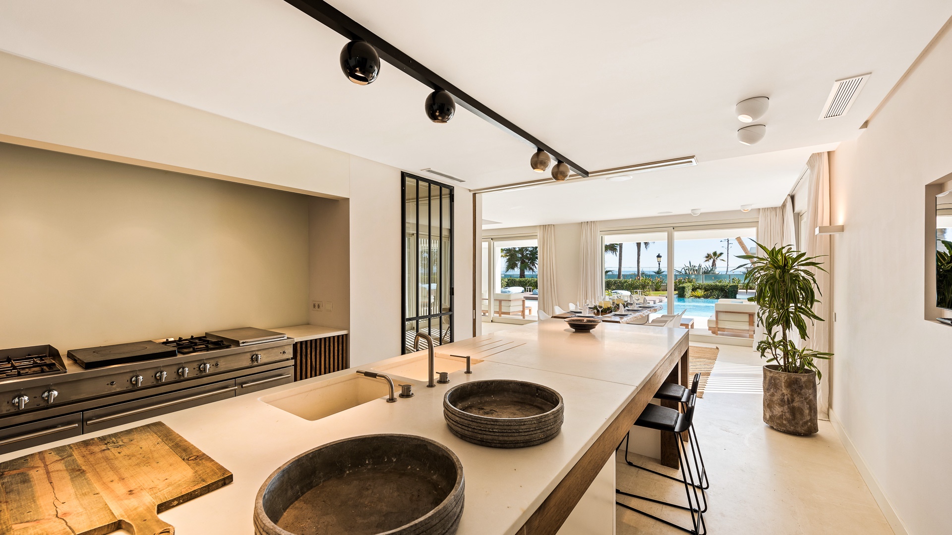Casa de 6 Dormitorios y 8 Baños en alquiler en Milla de Oro, Marbella