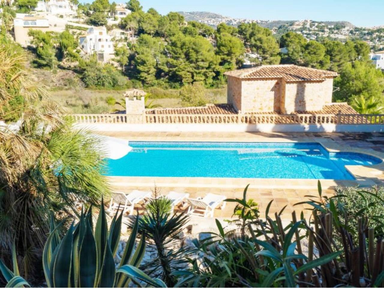 Casa Adosada de 3 Dormitorios y 2 Baños en alquiler vacacional en Moraira