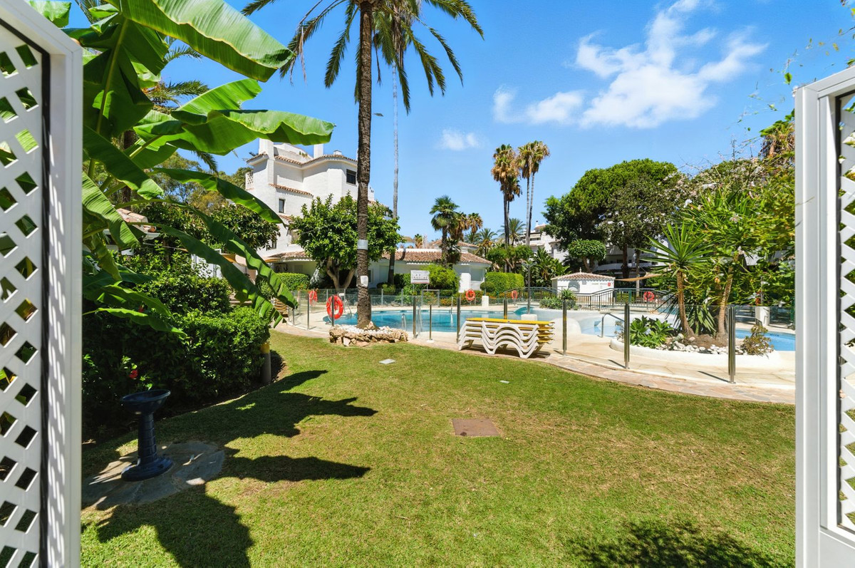 Piso de 4 Dormitorios y 3 Baños en alquiler en Elviria, Marbella