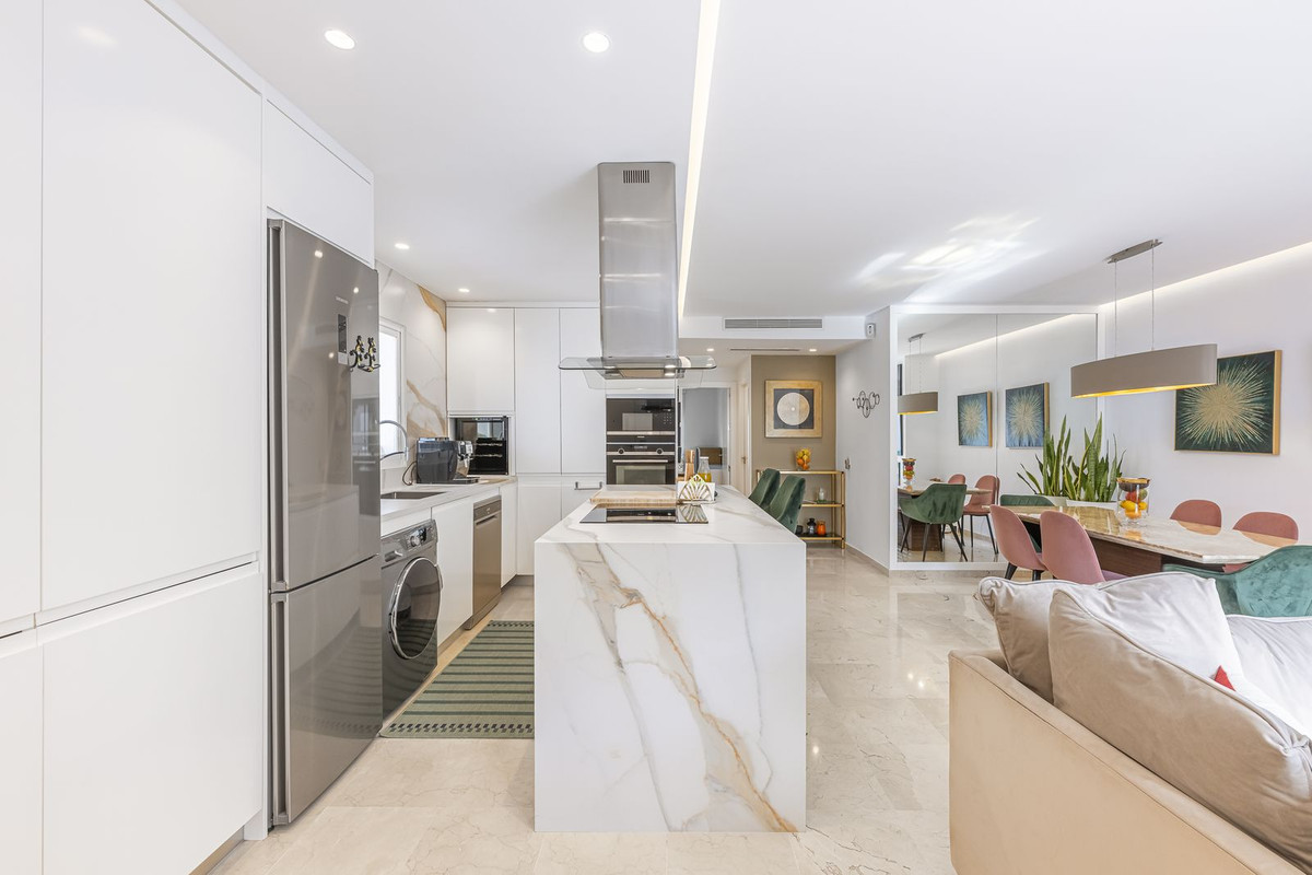 Piso de 2 Dormitorios en venta en Nueva Andalucía, Marbella
