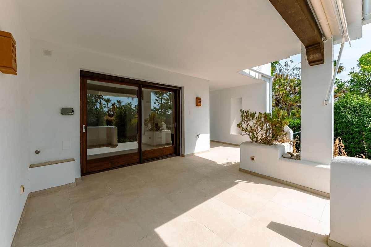 Casa Adosada de 3 Dormitorios y 4 Baños en venta en El Paraíso, Estepona