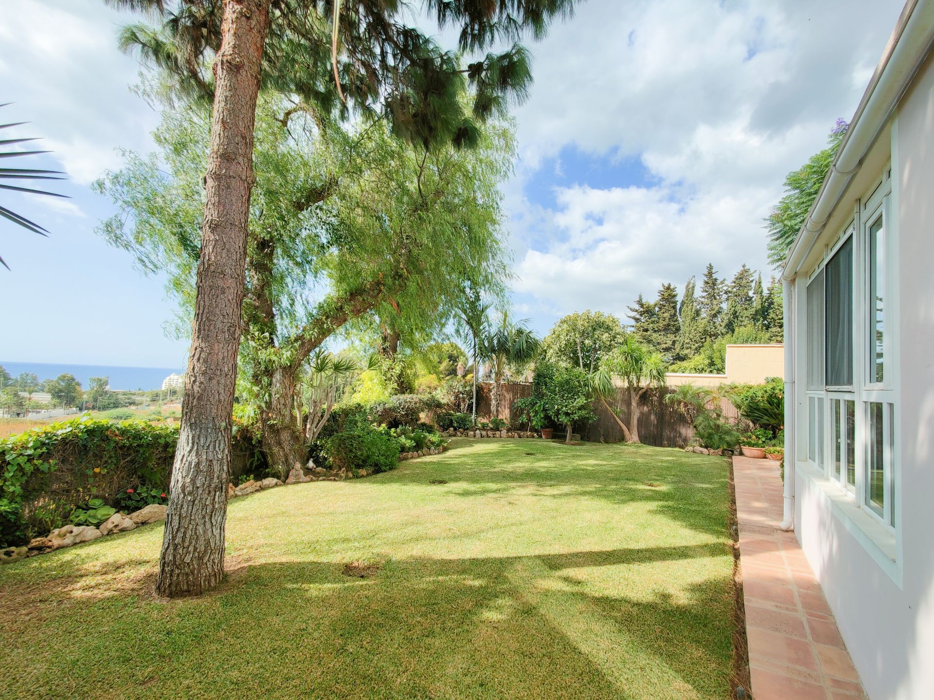 Casa Adosada de 3 Dormitorios en venta en Río Real, Marbella
