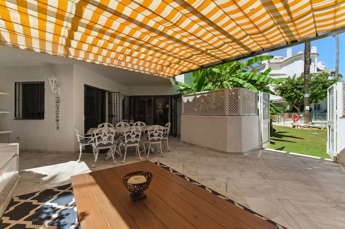Piso de 4 Dormitorios y 3 Baños en alquiler en Elviria, Marbella