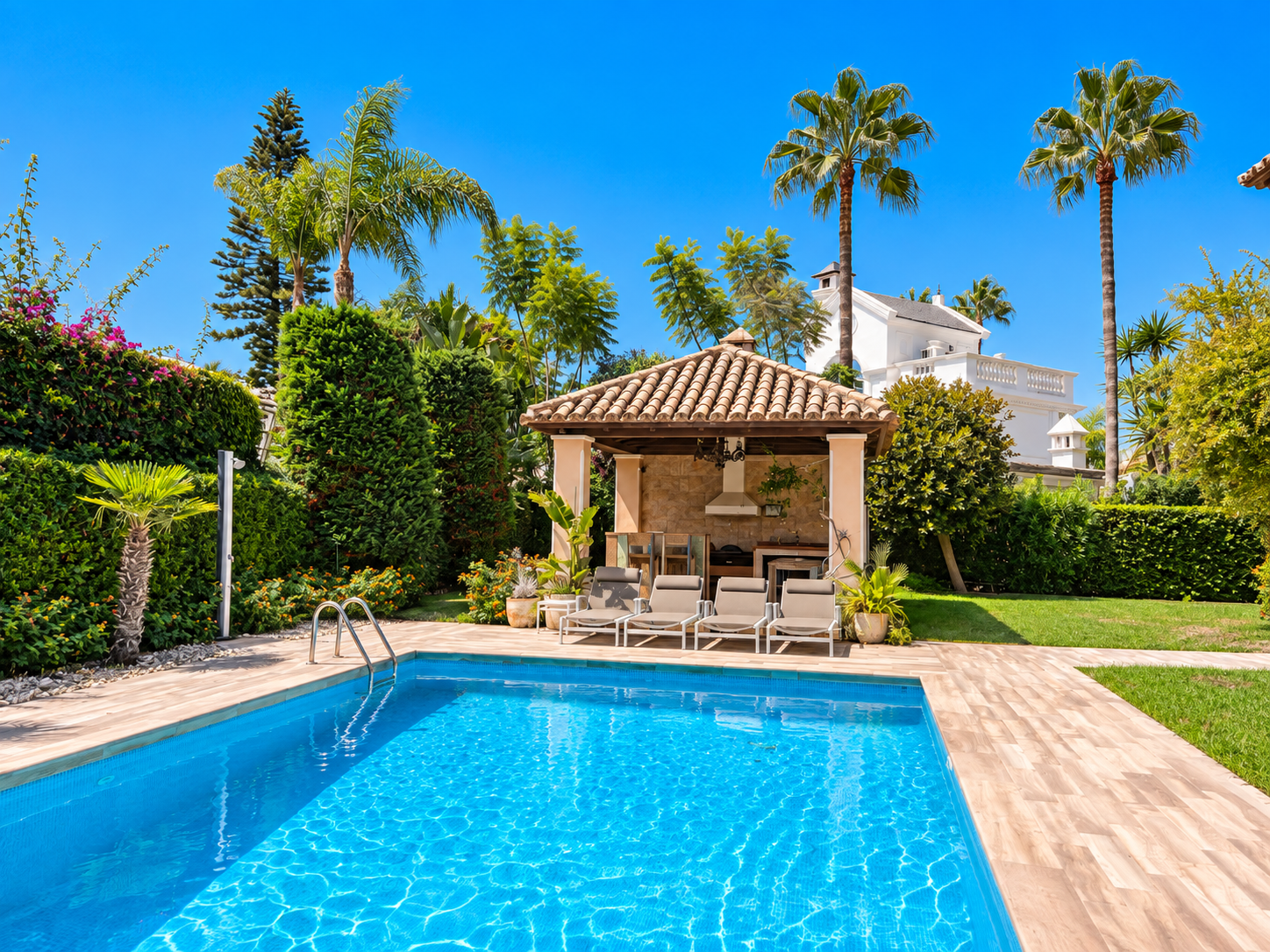 Casa de 5 Dormitorios y 7 Baños en alquiler en Bahía de Marbella