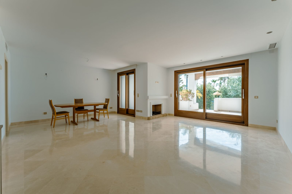 Casa Adosada de 3 Dormitorios y 4 Baños en venta en El Paraíso, Estepona