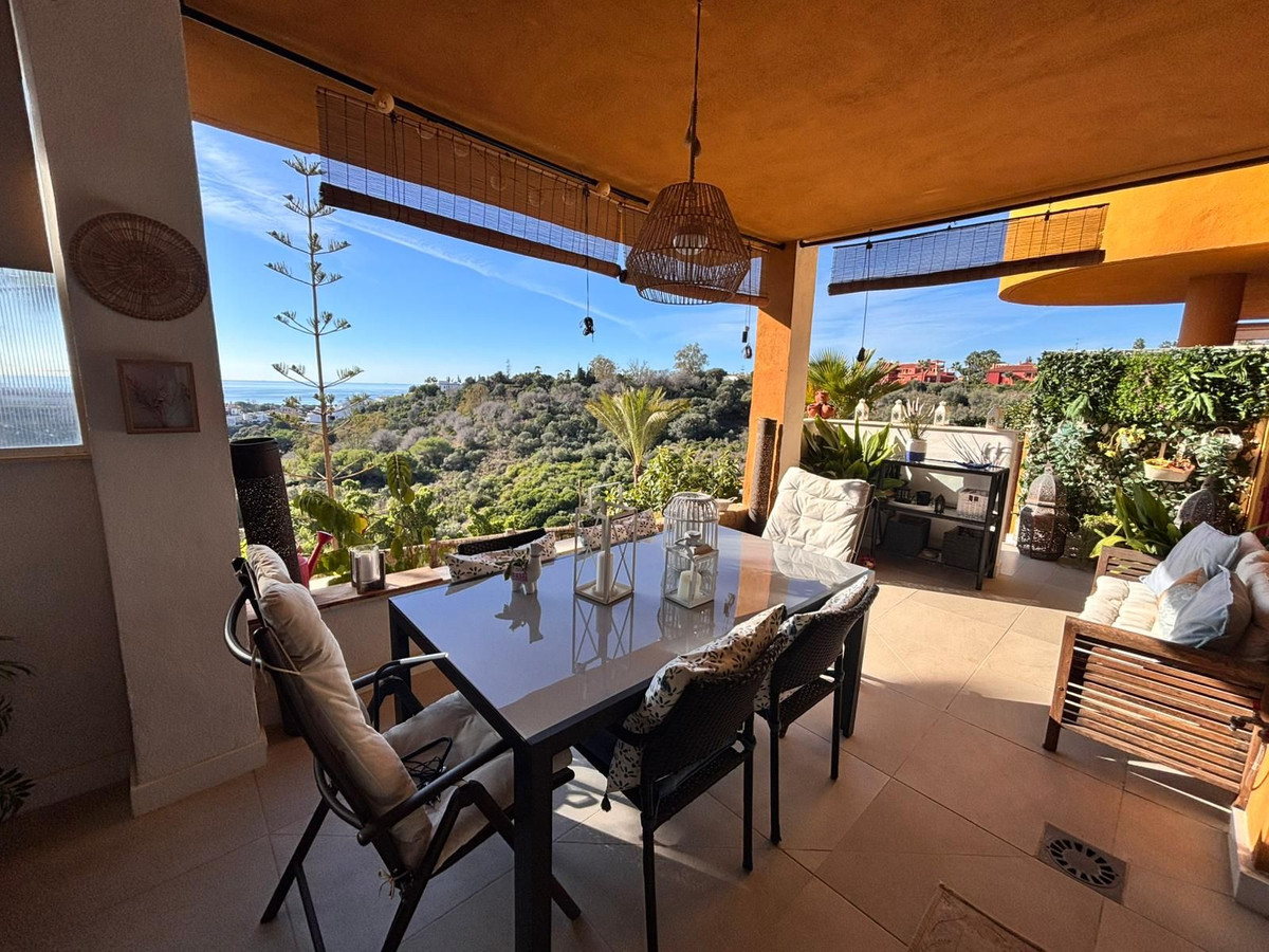 Piso de 2 Dormitorios en venta en Las Chapas, Marbella