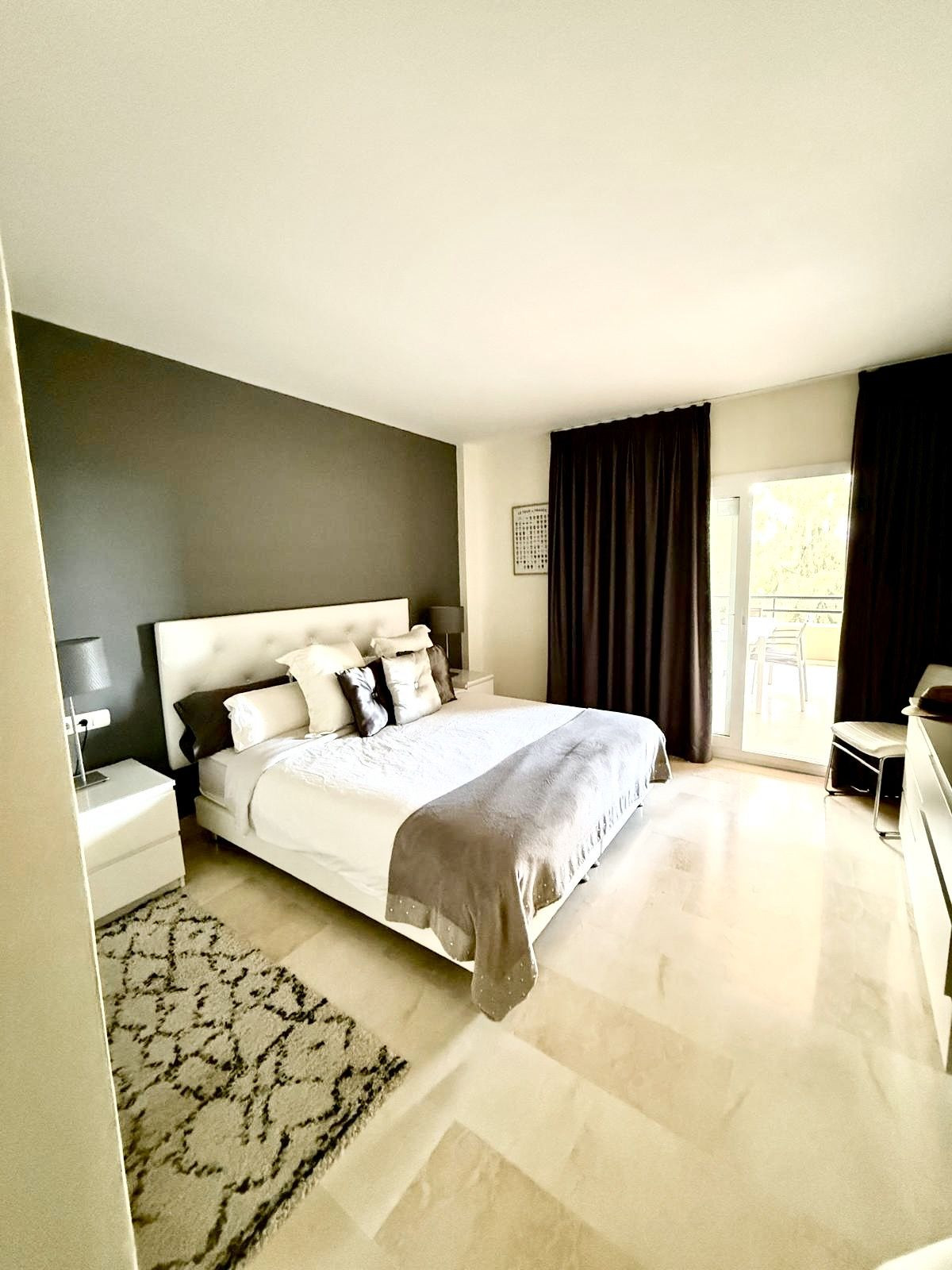 Piso de 3 Dormitorios y 2 Baños en venta en Elviria, Marbella