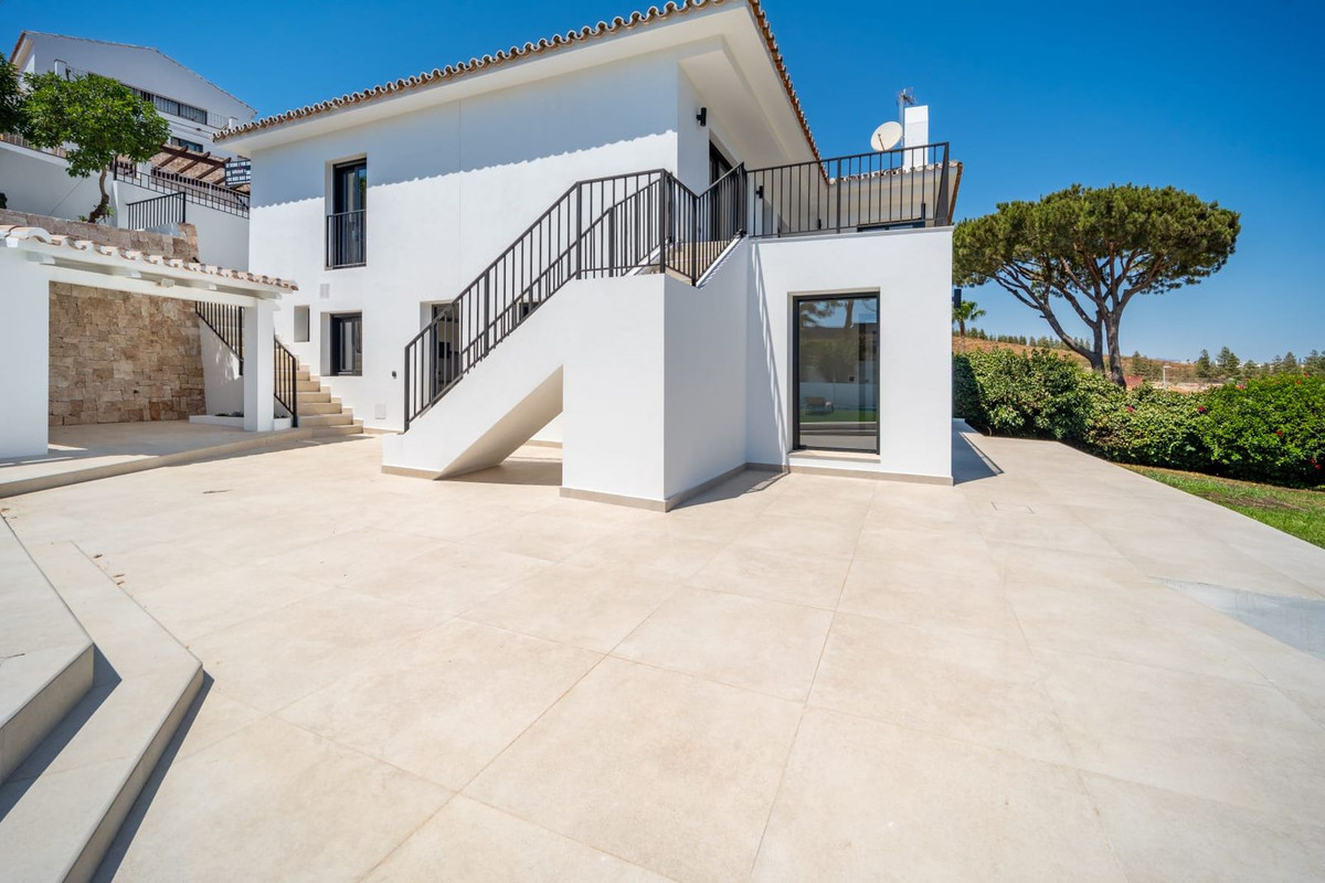 Casa de 5 Dormitorios y 5 Baños en venta en La Cala de Mijas