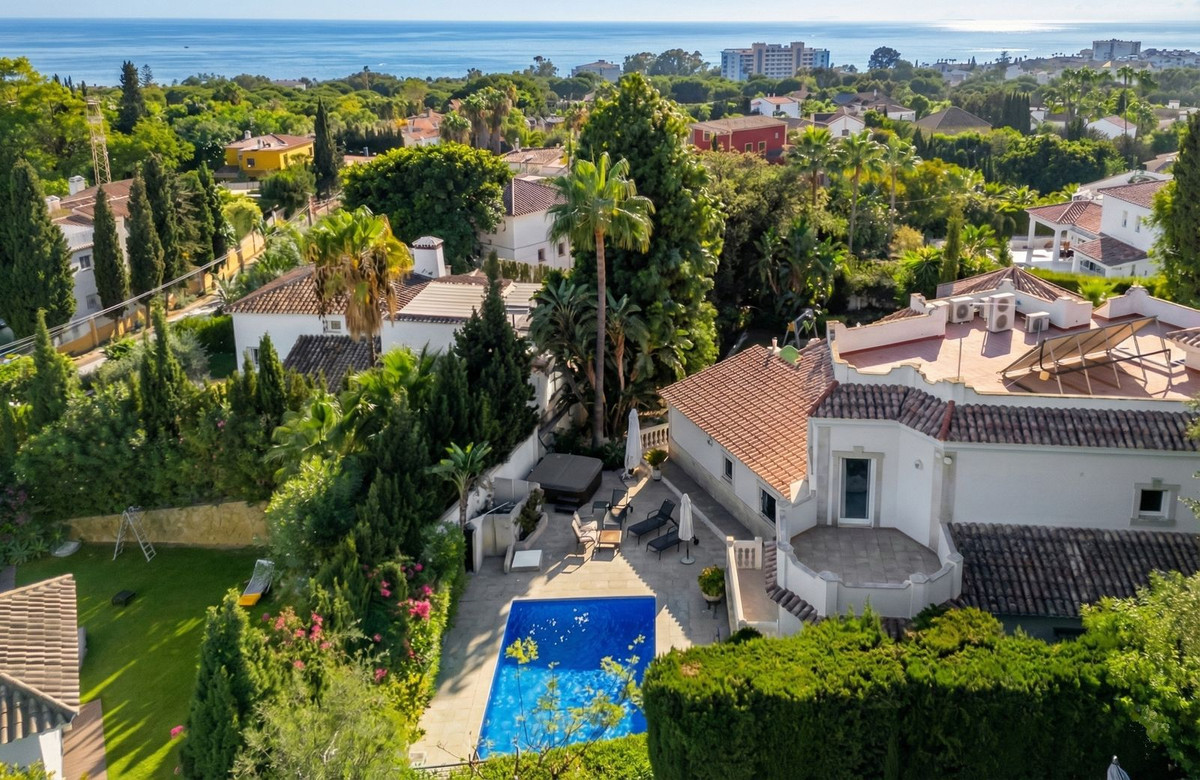 Casa de 5 Dormitorios en venta en El Rosario, Marbella