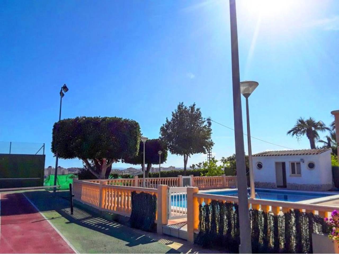 Casa Adosada de 5 Dormitorios y 2 Baños en alquiler vacacional en Santa Pola