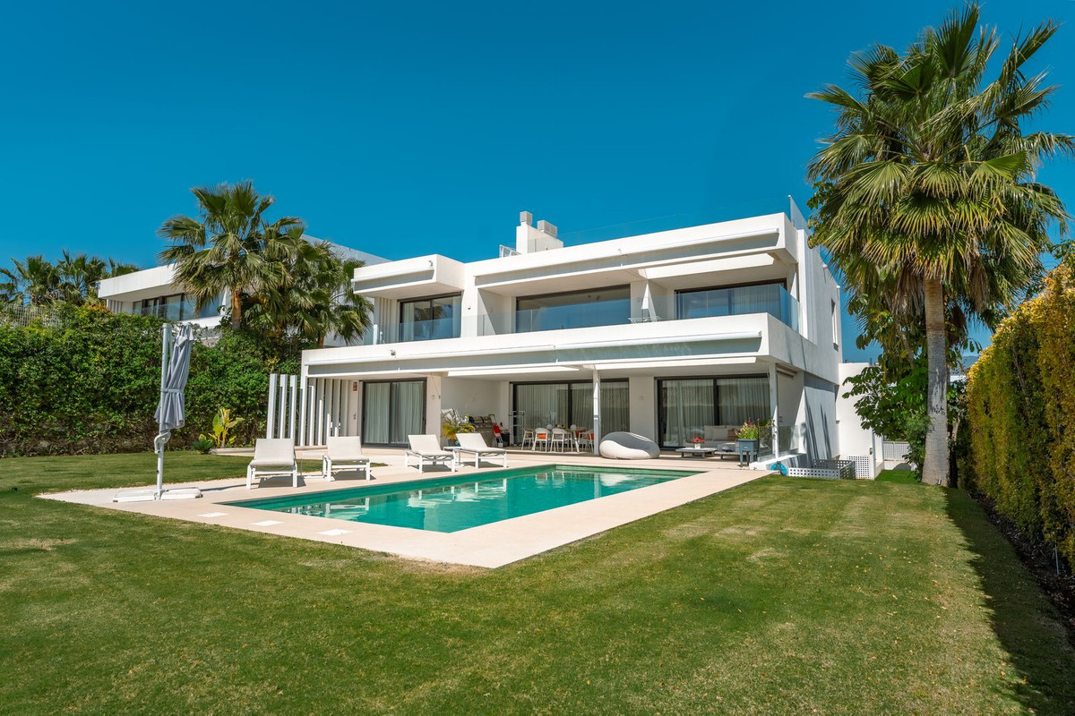Casa de 4 Dormitorios y 5 Baños en alquiler en Cancelada, Estepona