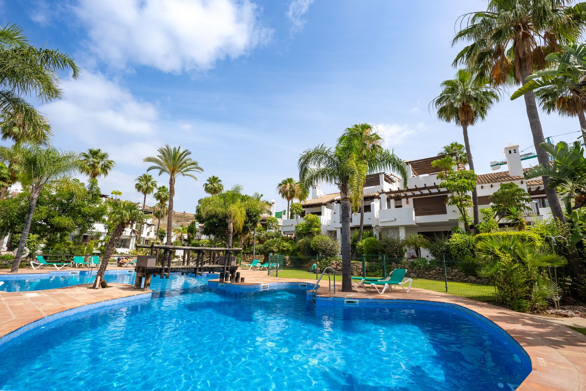 Casa Adosada de 3 Dormitorios y 4 Baños en venta en El Paraíso, Estepona