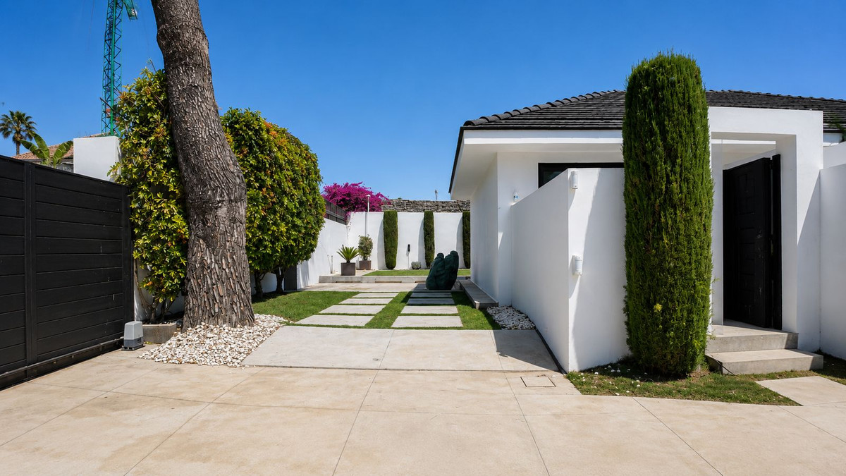 Casa de 6 Dormitorios y 7 Baños en venta en Guadalmina Baja, San Pedro de Alcántara