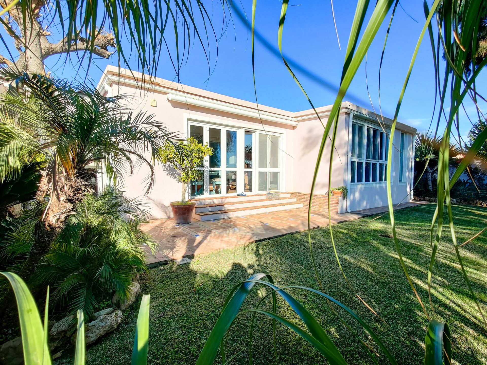 Casa Adosada de 3 Dormitorios en venta en Río Real, Marbella