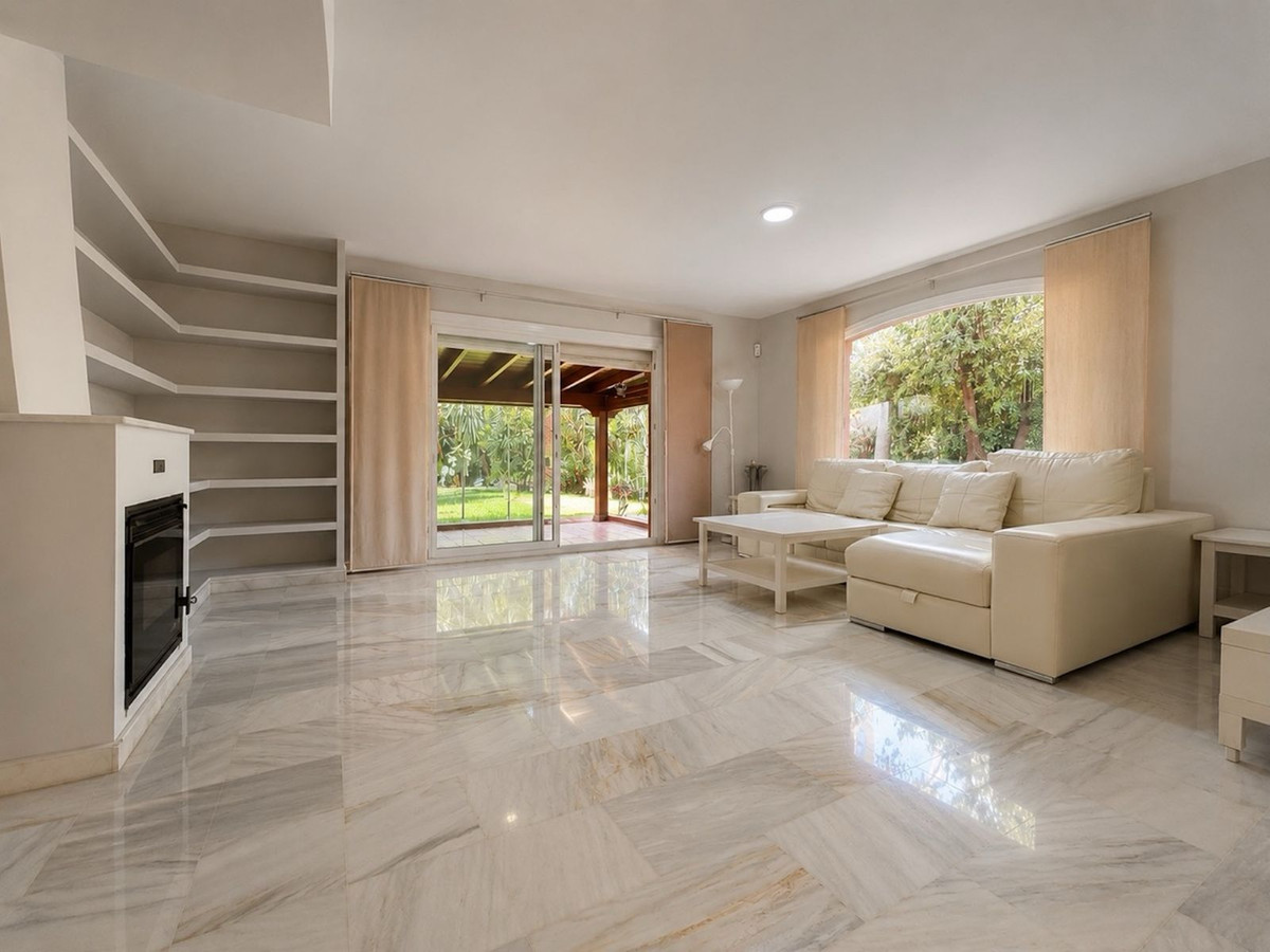 Casa Adosada de 4 Dormitorios y 3 Baños en venta en Atalaya, Estepona