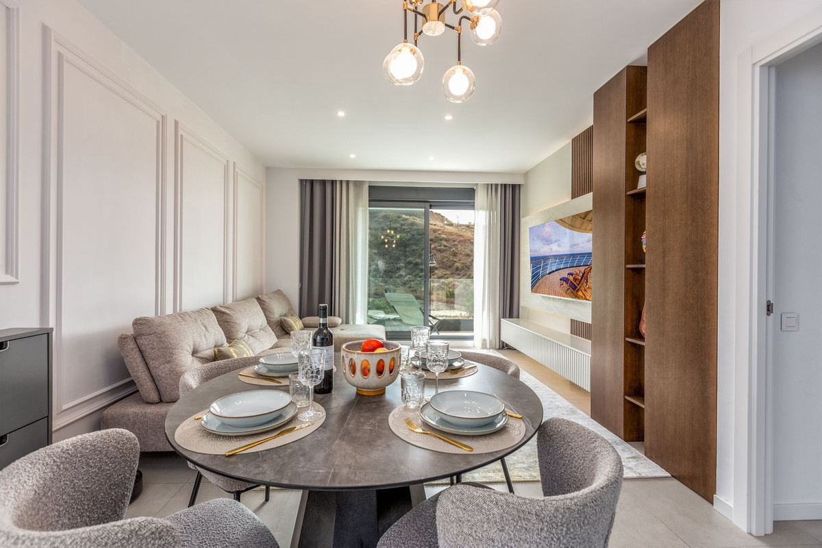 Piso de 2 Dormitorios y 2 Baños en venta en Carvajal, Fuengirola
