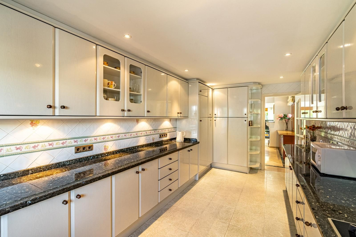 5 кровать Вилла для продажи в New Golden Mile, Estepona