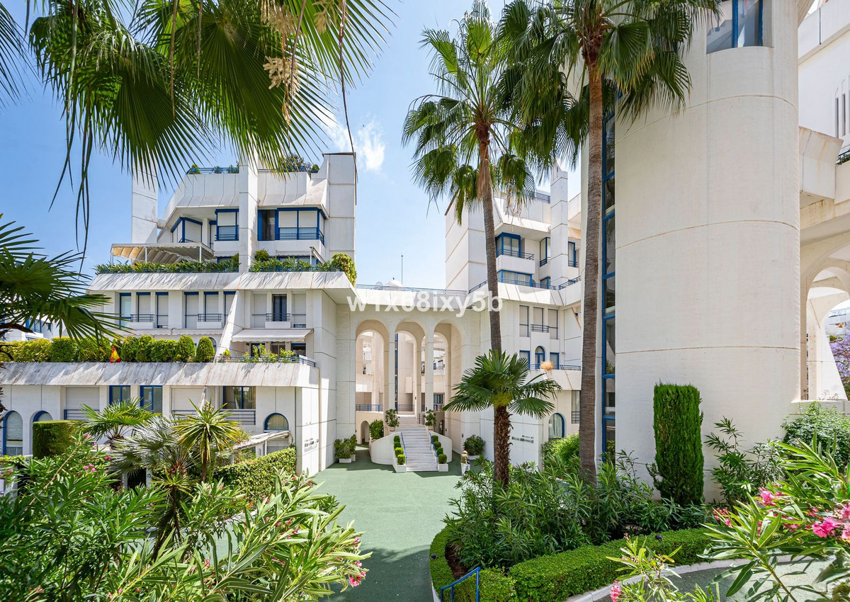 Piso de 2 Dormitorios y 3 Baños en venta en Marbella